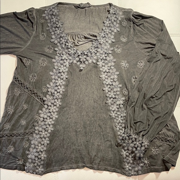 Freckled Poppy x POL Embroidered Detail Gray Women's Top - NWOT - Picture 2 of 10